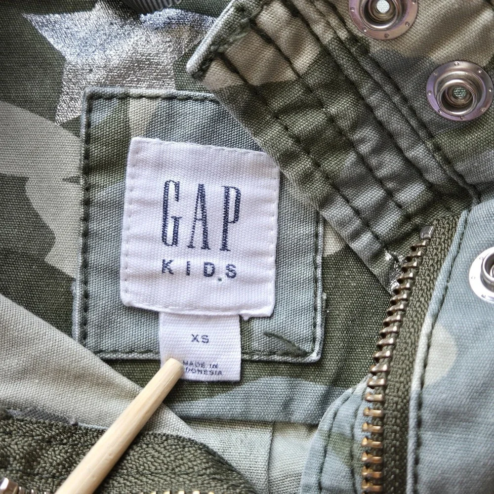 Gap Kids Green Camo Jacket‎ Girl's Size XS Metalic Silver Stars Pockets Military